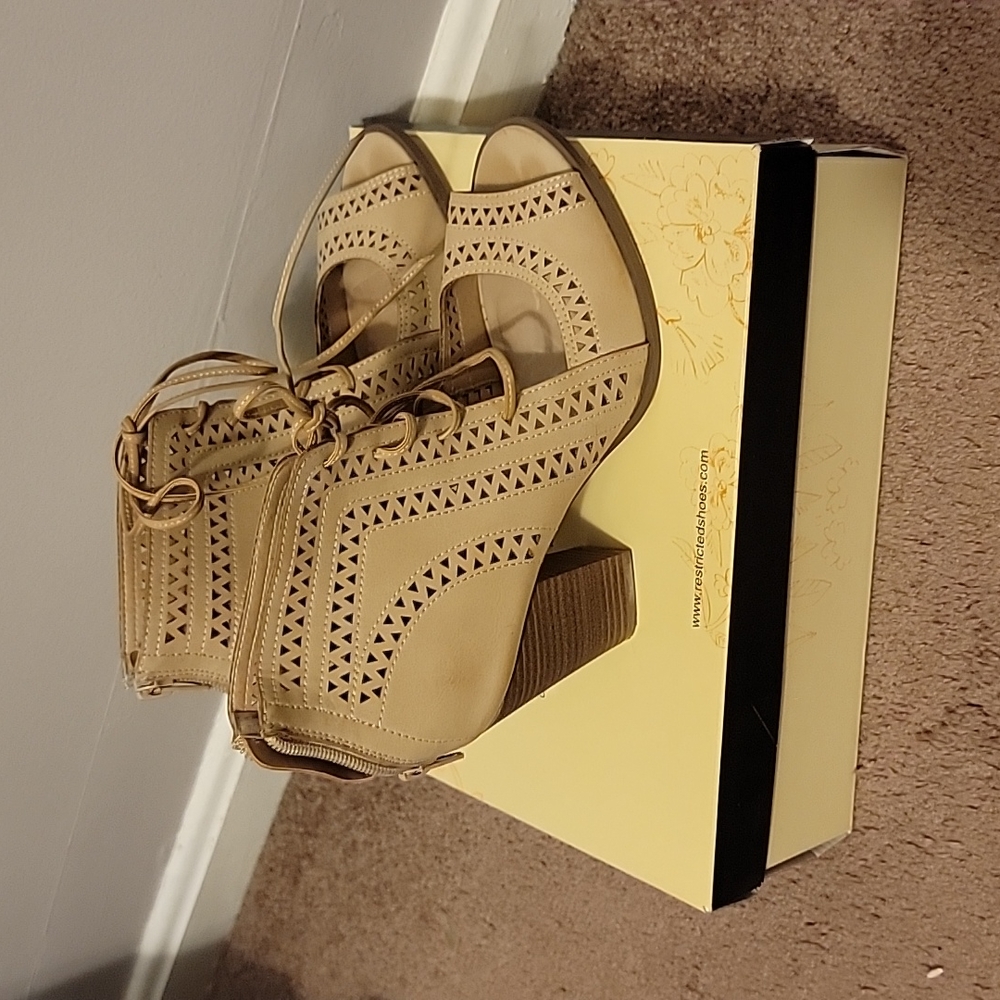 Neutral Open Toe shoe - Picture 2 of 4